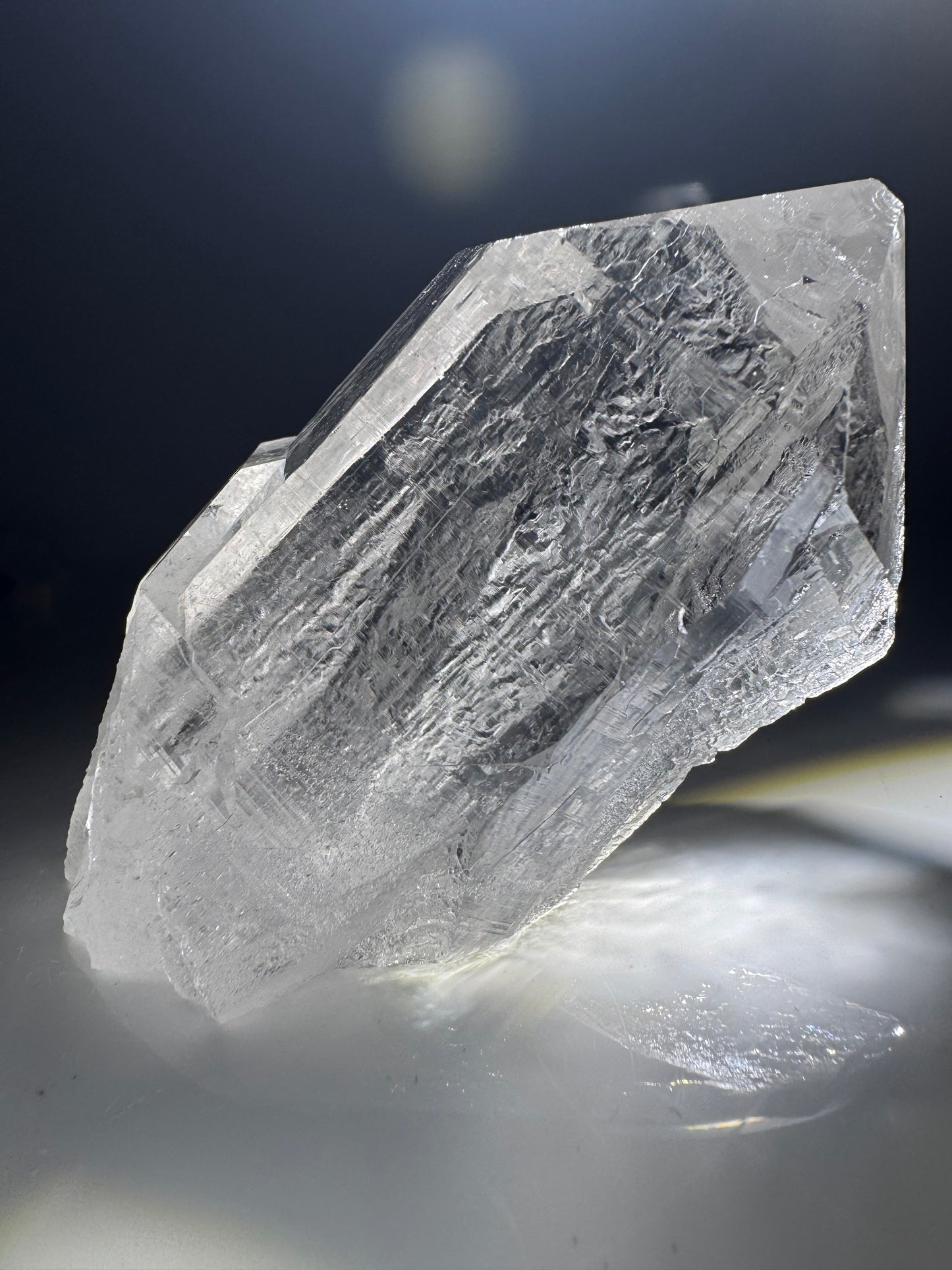 Ultraklare Himalaya-Quarzspitze 9.4 cm – Gletscherklar & mit lemurischen Linien