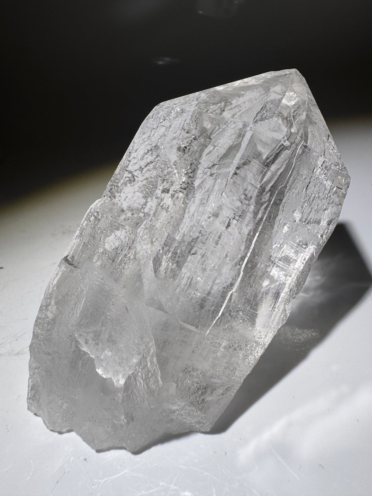 Ultraklare Himalaya-Quarzspitze 9.4 cm – Gletscherklar & mit lemurischen Linien