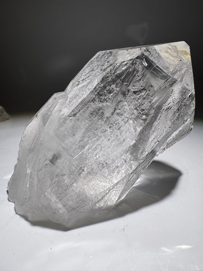 Ultraklare Himalaya-Quarzspitze 9.4 cm – Gletscherklar & mit lemurischen Linien