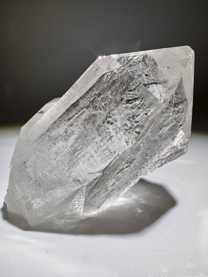 Ultraklare Himalaya-Quarzspitze 9.4 cm – Gletscherklar & mit lemurischen Linien