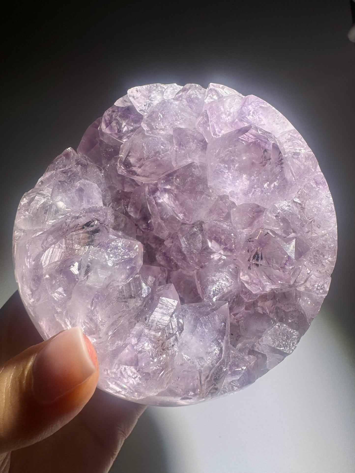 Amethyst Kugel Brasilien 9 cm – 1 kg | Kristallkugel mit Pastellfarbe