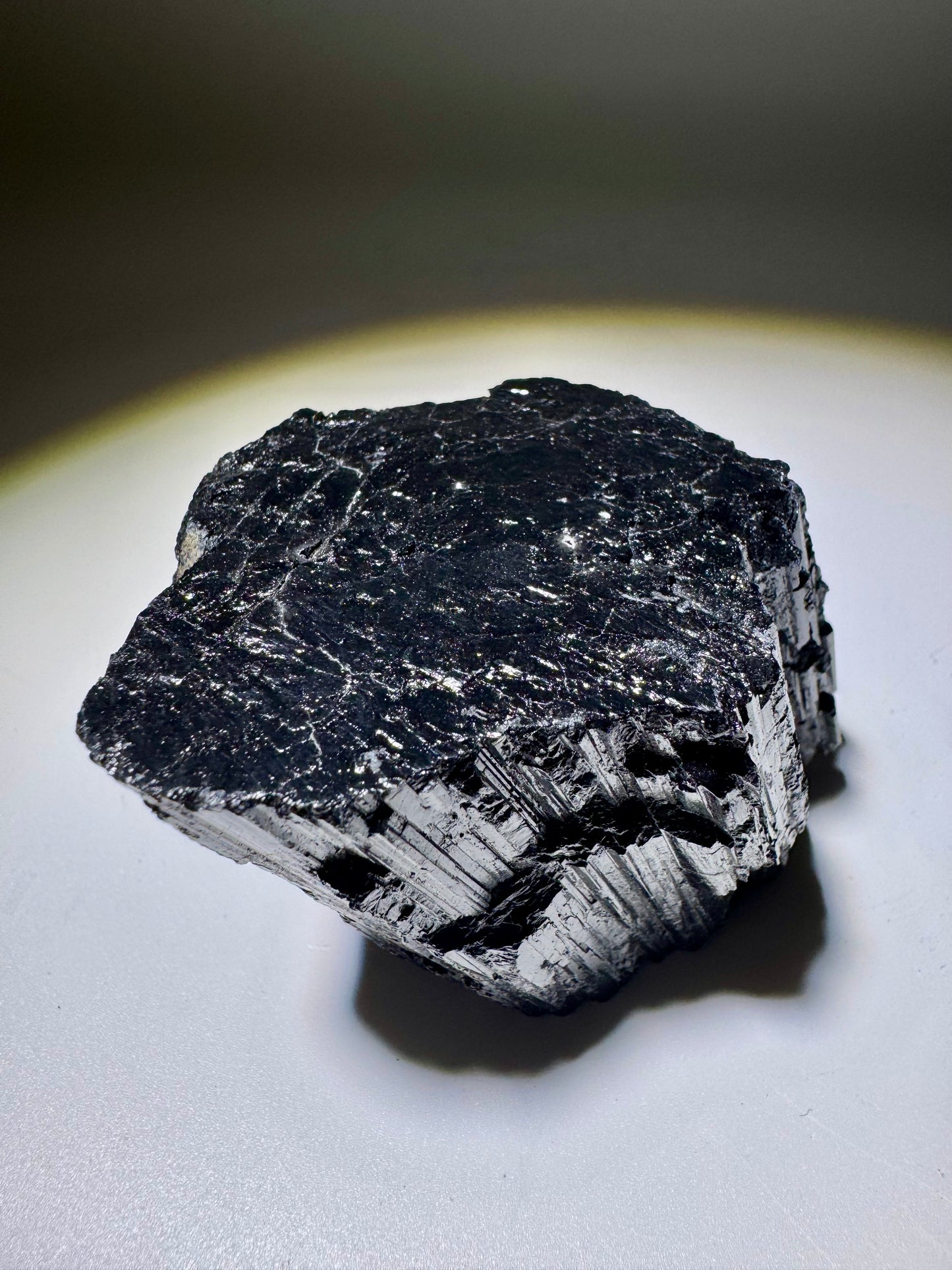 Roher schwarzer Turmalin – 385 g, kraftvoller Schutzkristall aus Brasilien – Naturstein gegen negative Energien