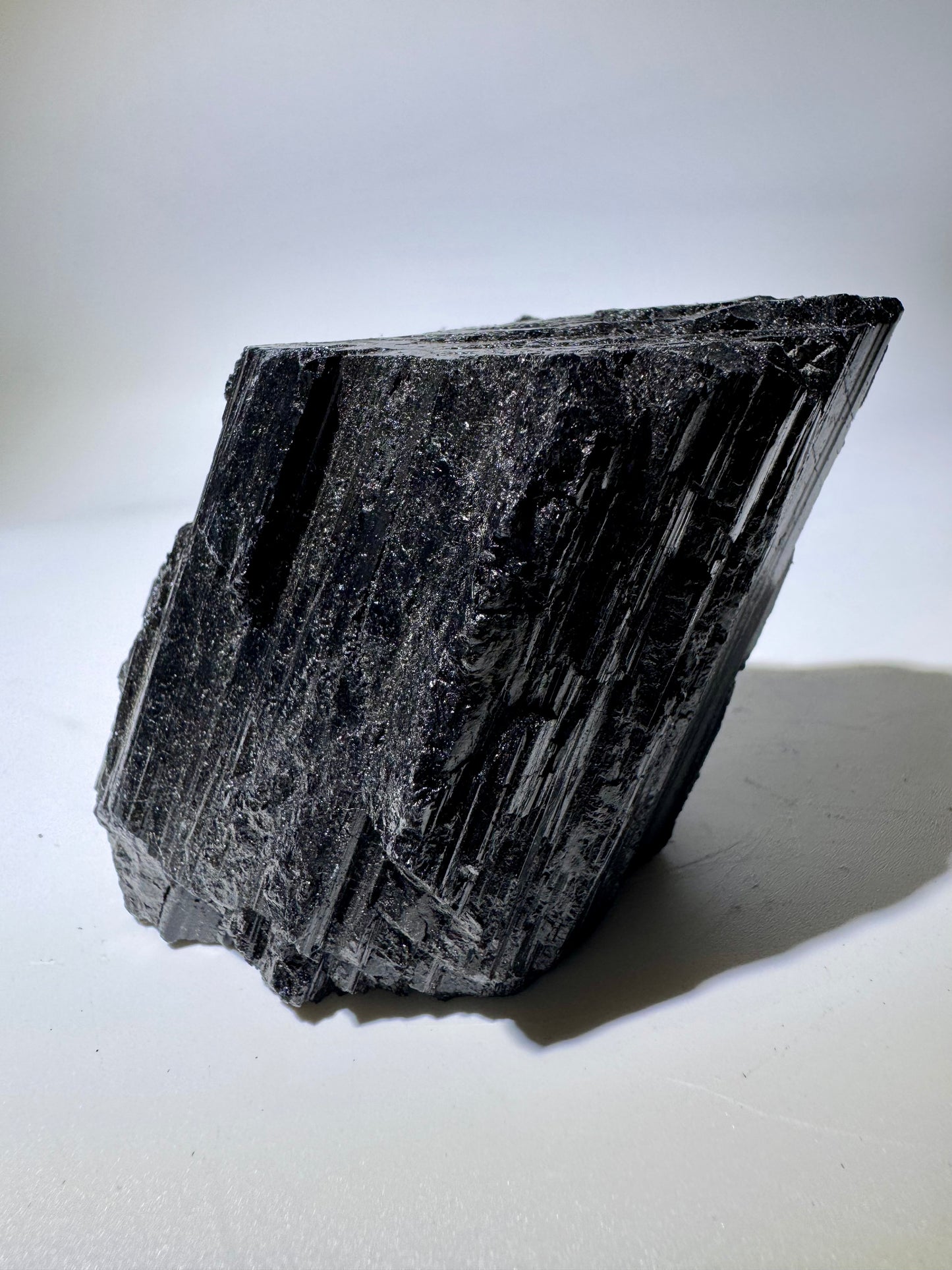 Roher schwarzer Turmalin – 385 g, kraftvoller Schutzkristall aus Brasilien – Naturstein gegen negative Energien