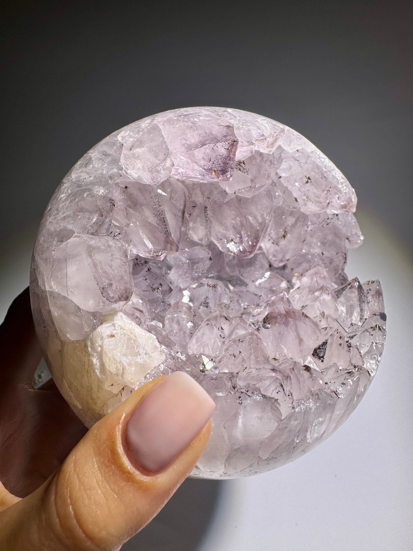 Amethyst Kugel Brasilien 9.5 cm – 1.34 kg | Phantom-Amethyst mit Pastellfarbe 💜✨