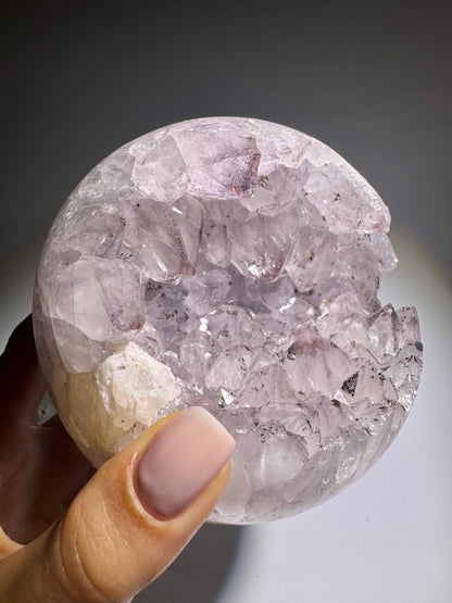 Amethyst Kugel Brasilien 9.5 cm – 1.34 kg | Phantom-Amethyst mit Pastellfarbe 💜✨