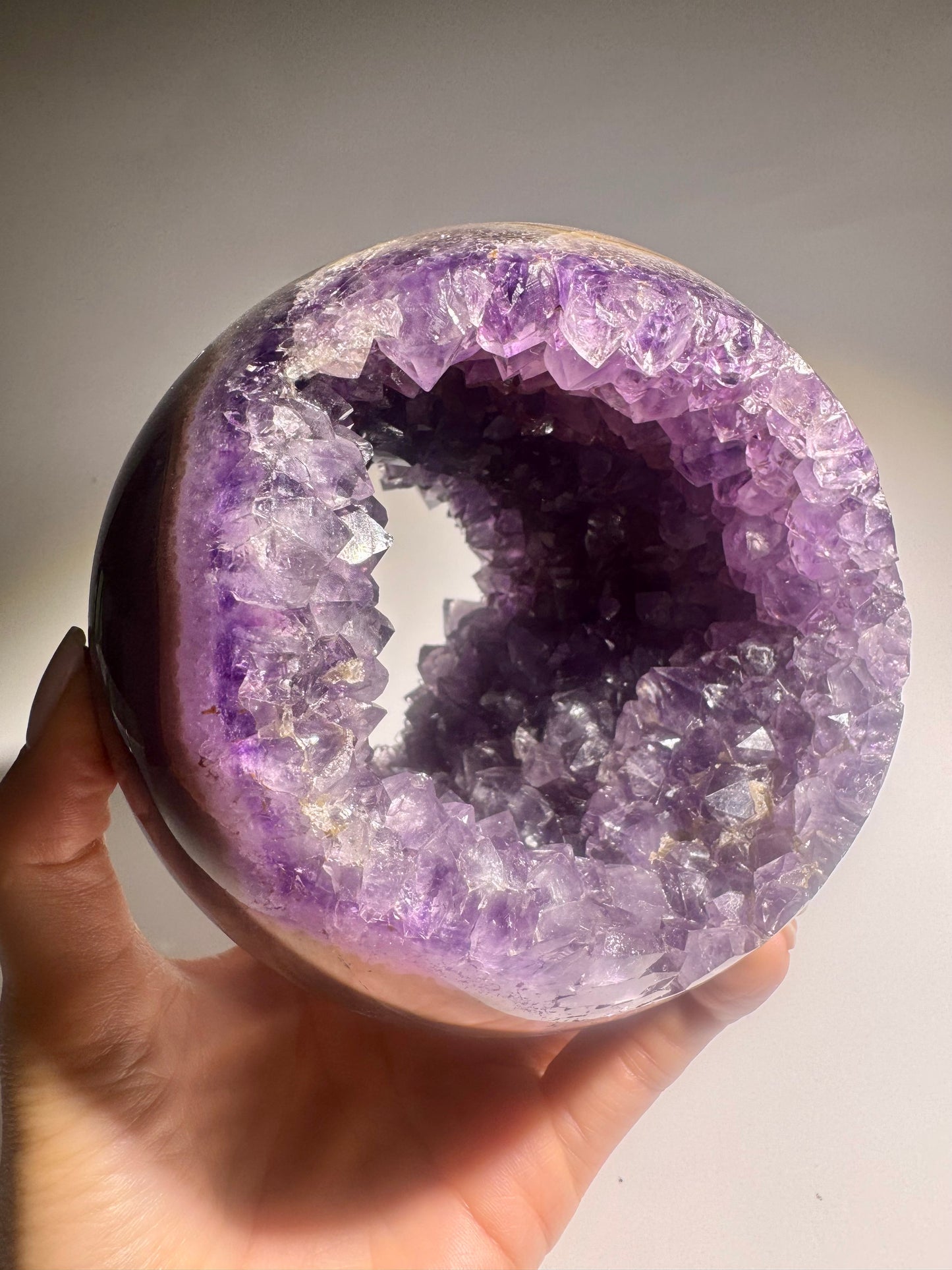 Amethyst Kugel Brasilien 12 cm – 1.81 kg | Doppelseitige Kristallöffnung 💜✨