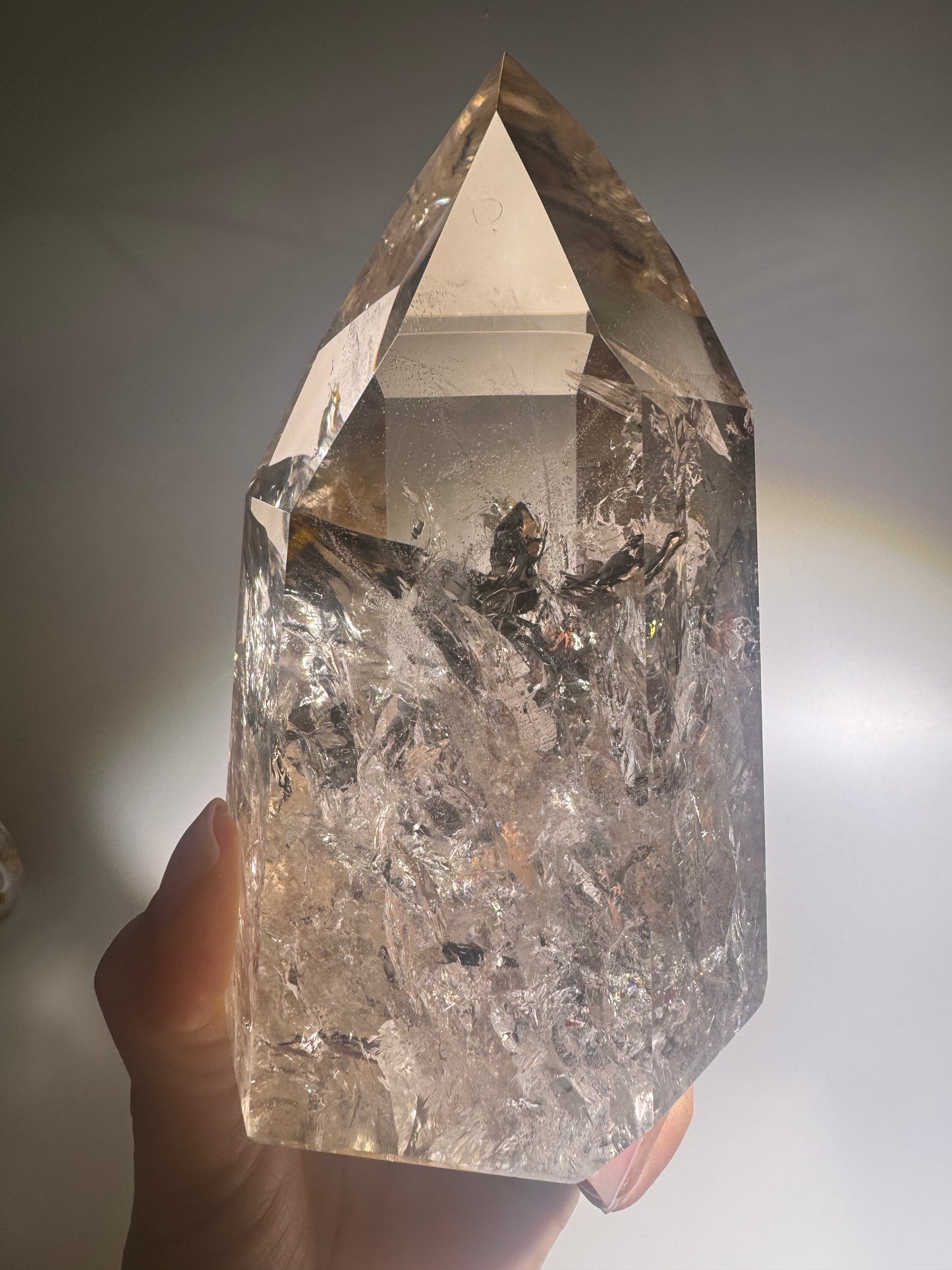 Rauchquarz Lemurian-Spitze mit Phantomen & Regenbogen – 14,5 cm AAA Qualität aus Brasilien