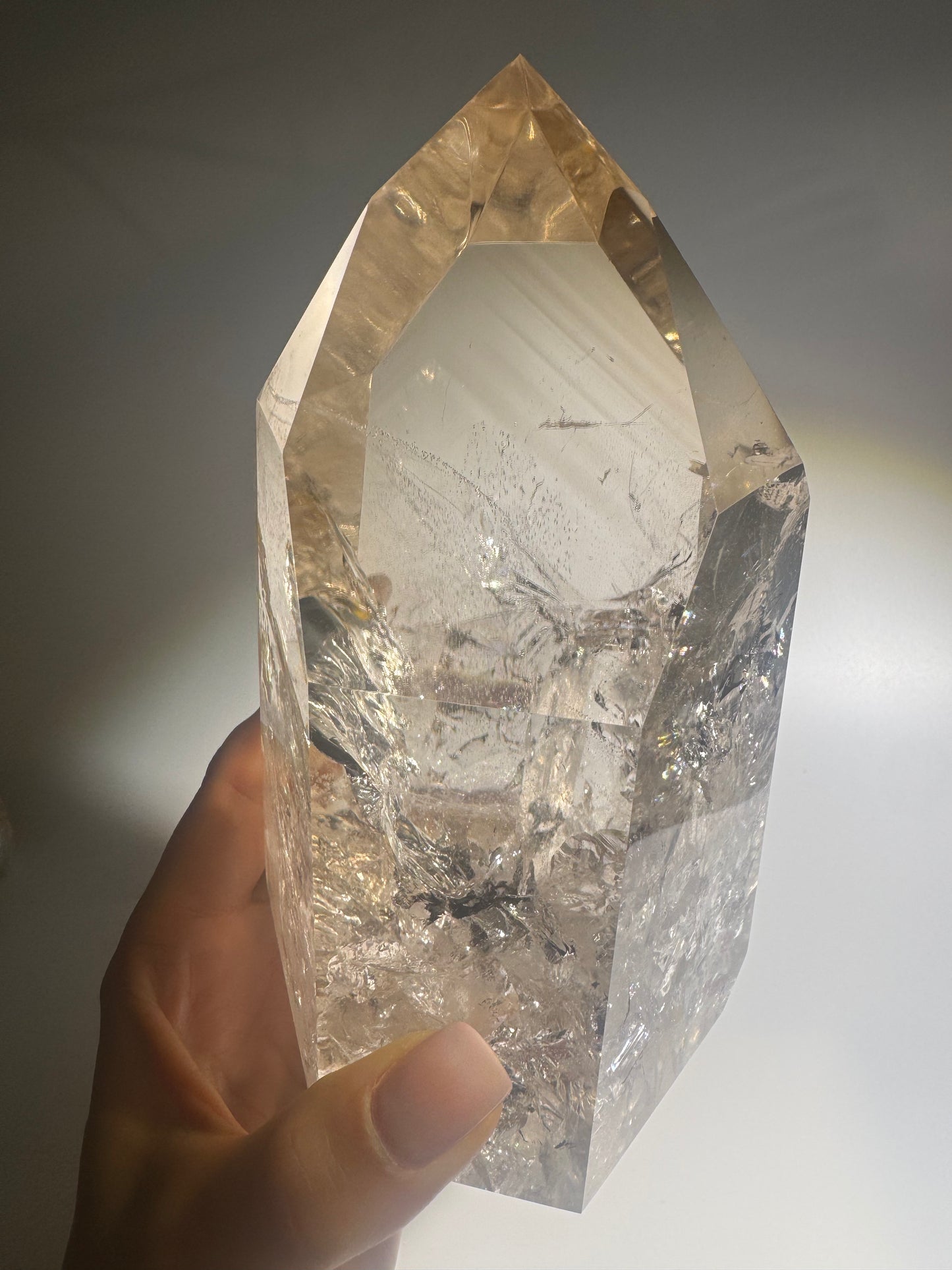 Rauchquarz Lemurian-Spitze mit Phantomen & Regenbogen – 14,5 cm AAA Qualität aus Brasilien