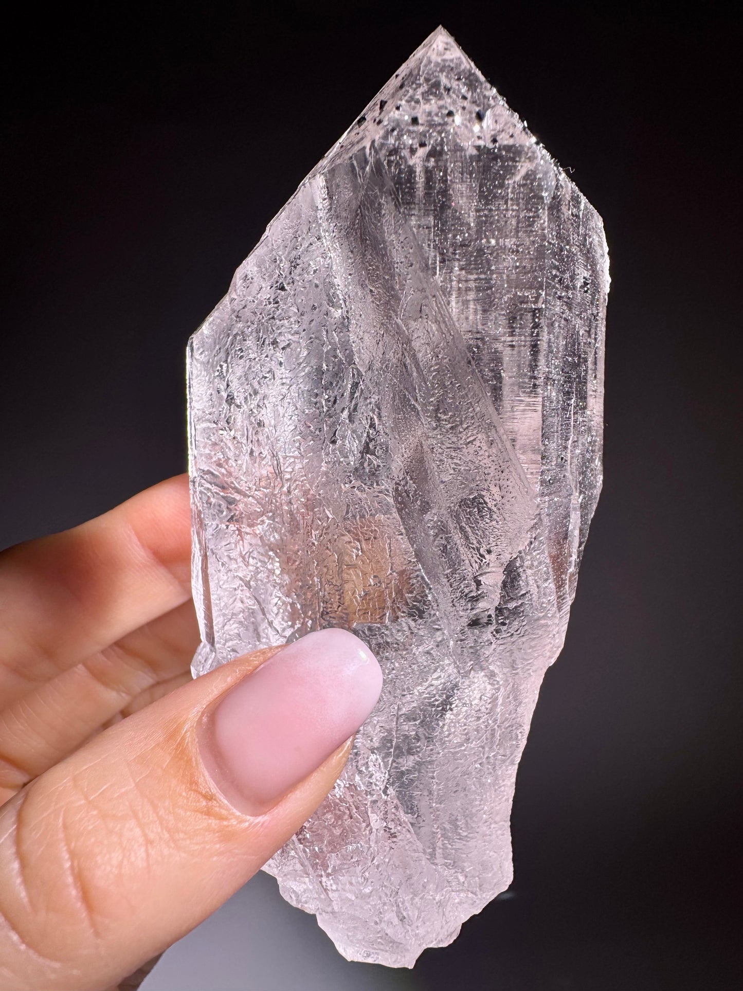 Ultraklare Himalaya-Quarzspitze mit funkelndem Hämatit ✨