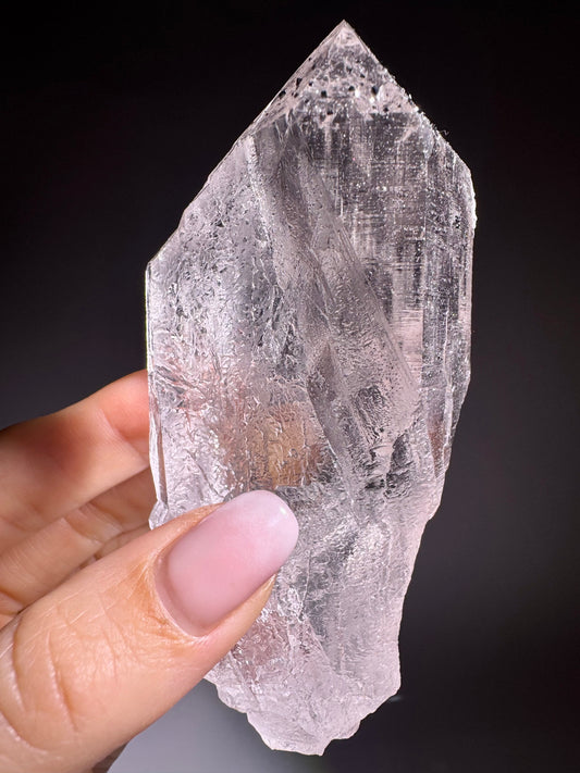 Ultraklare Himalaya-Quarzspitze mit funkelndem Hämatit ✨