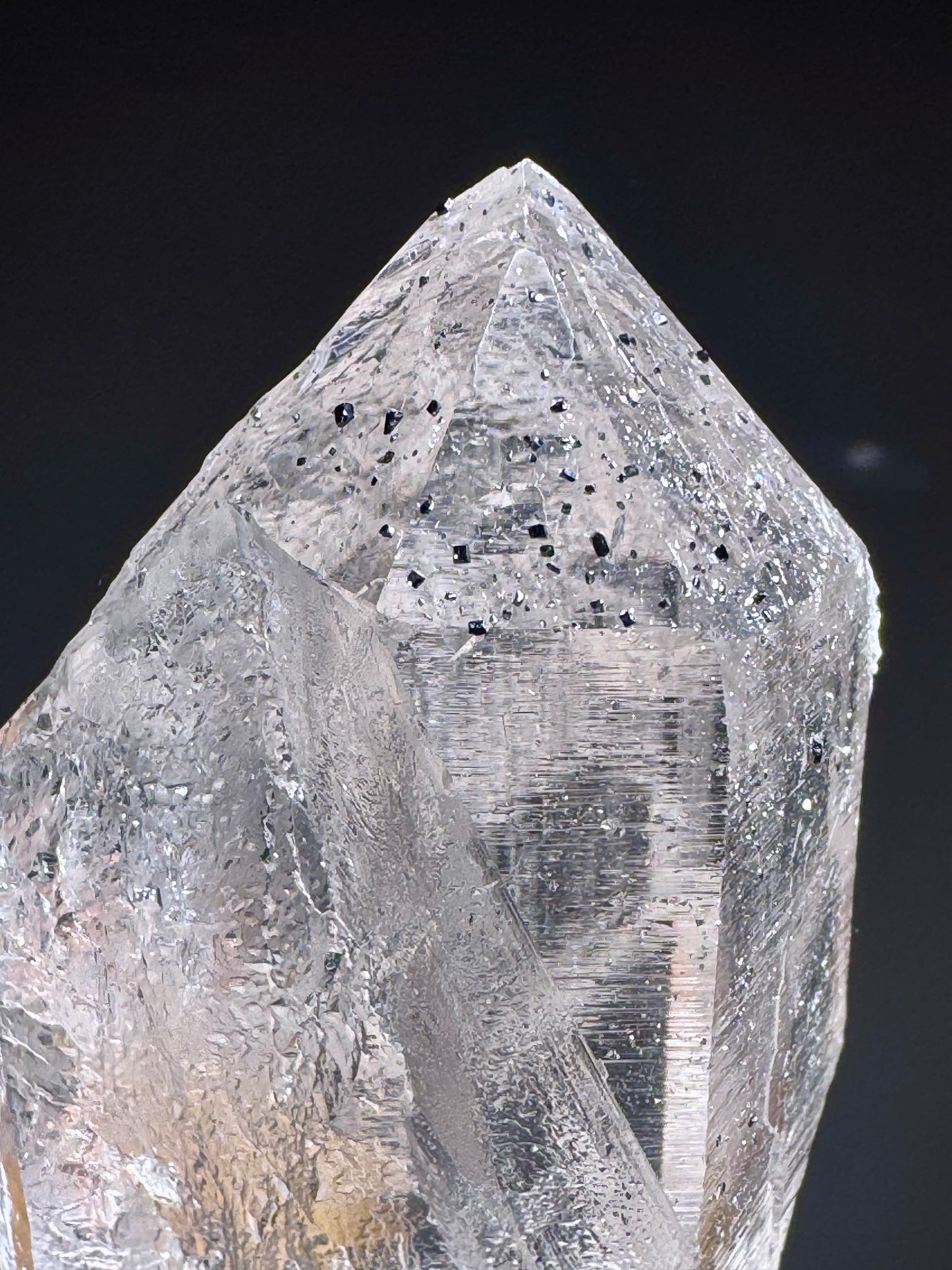 Ultraklare Himalaya-Quarzspitze mit funkelndem Hämatit ✨