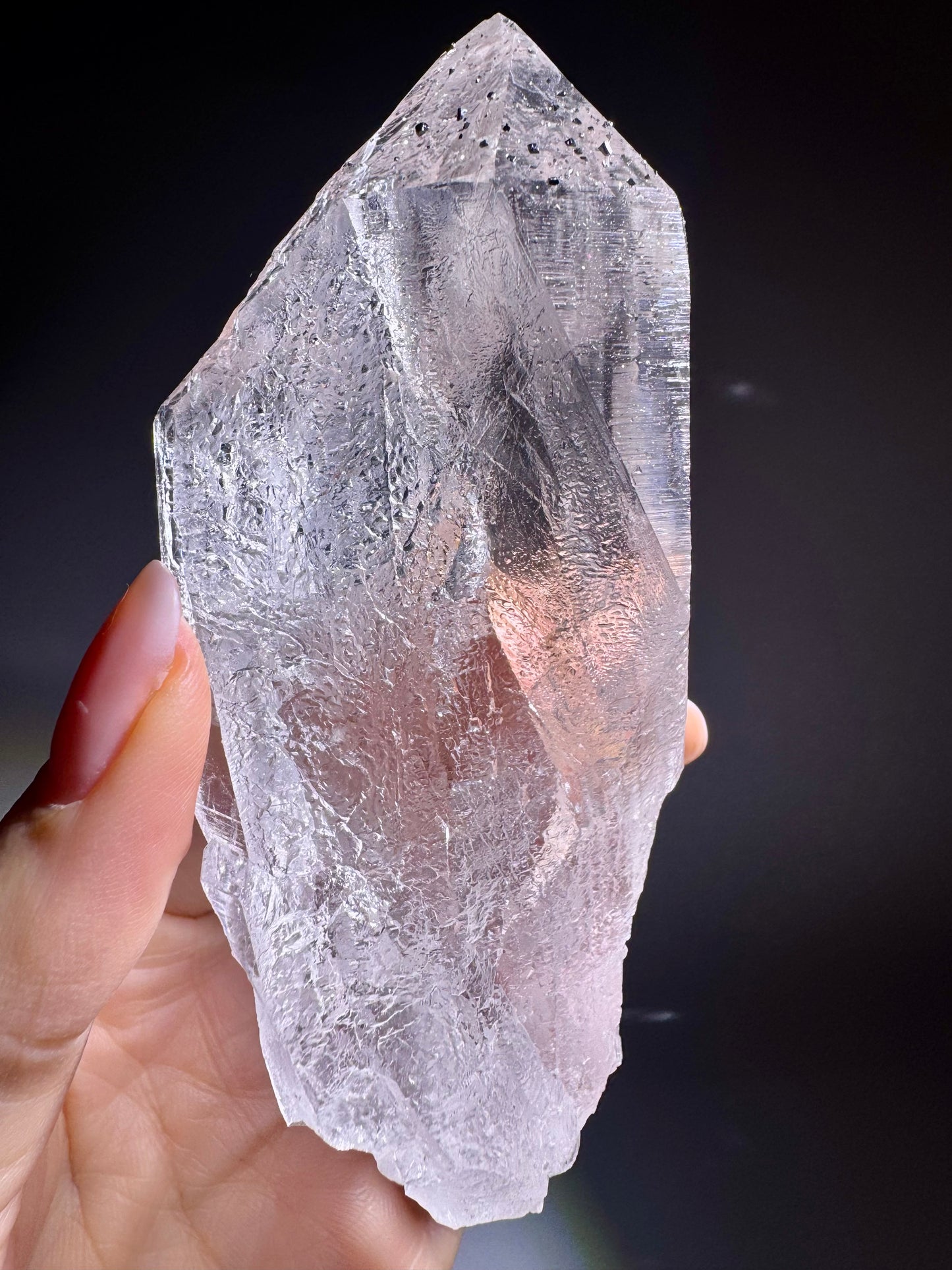 Ultraklare Himalaya-Quarzspitze mit funkelndem Hämatit ✨