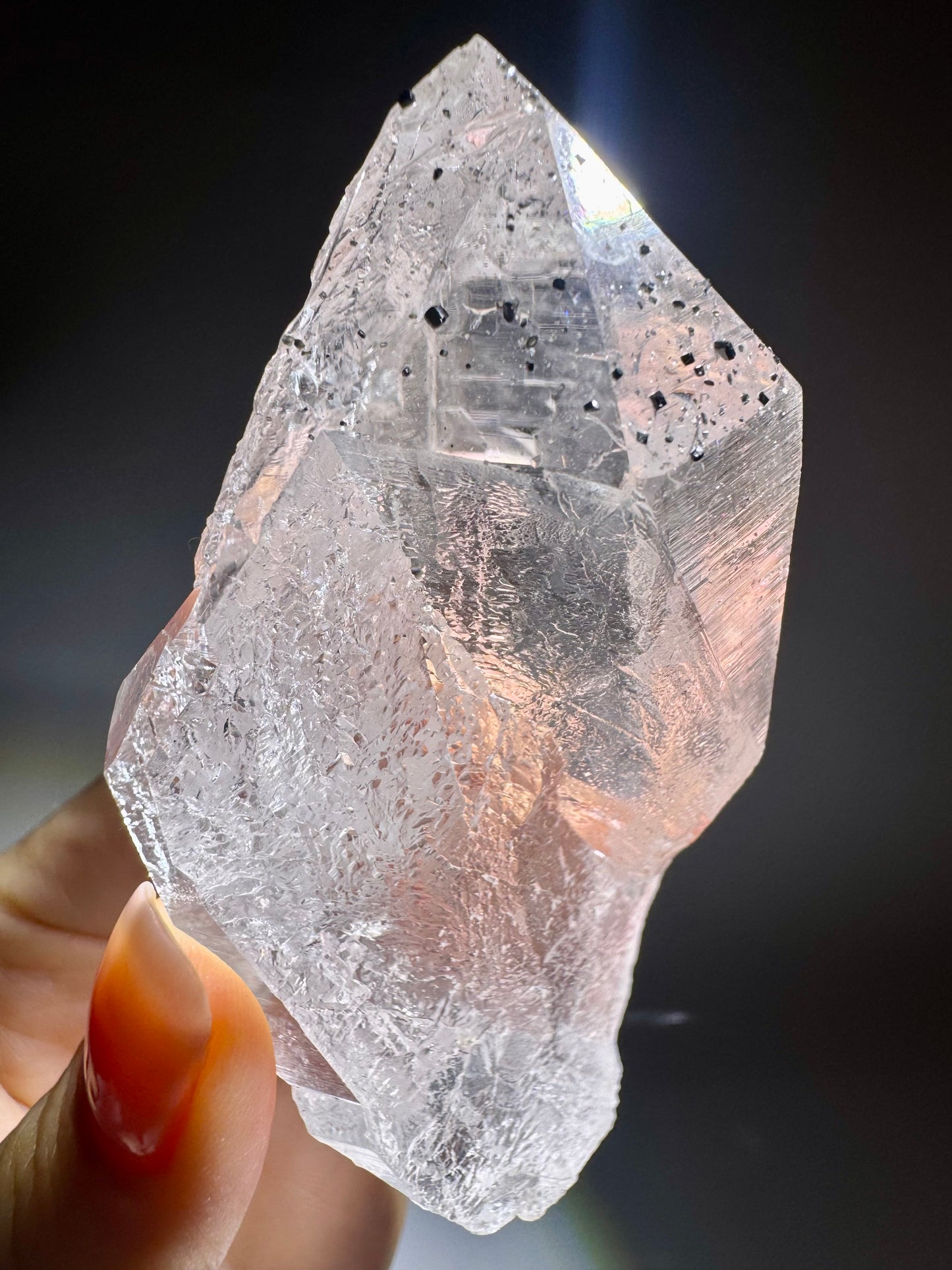 Ultraklare Himalaya-Quarzspitze mit funkelndem Hämatit ✨