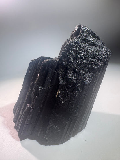 Roher schwarzer Turmalin – 532g Schutzstein aus Brasilien, Naturkristall zur Erdung & Energiearbeit – 10x7cm Unikat