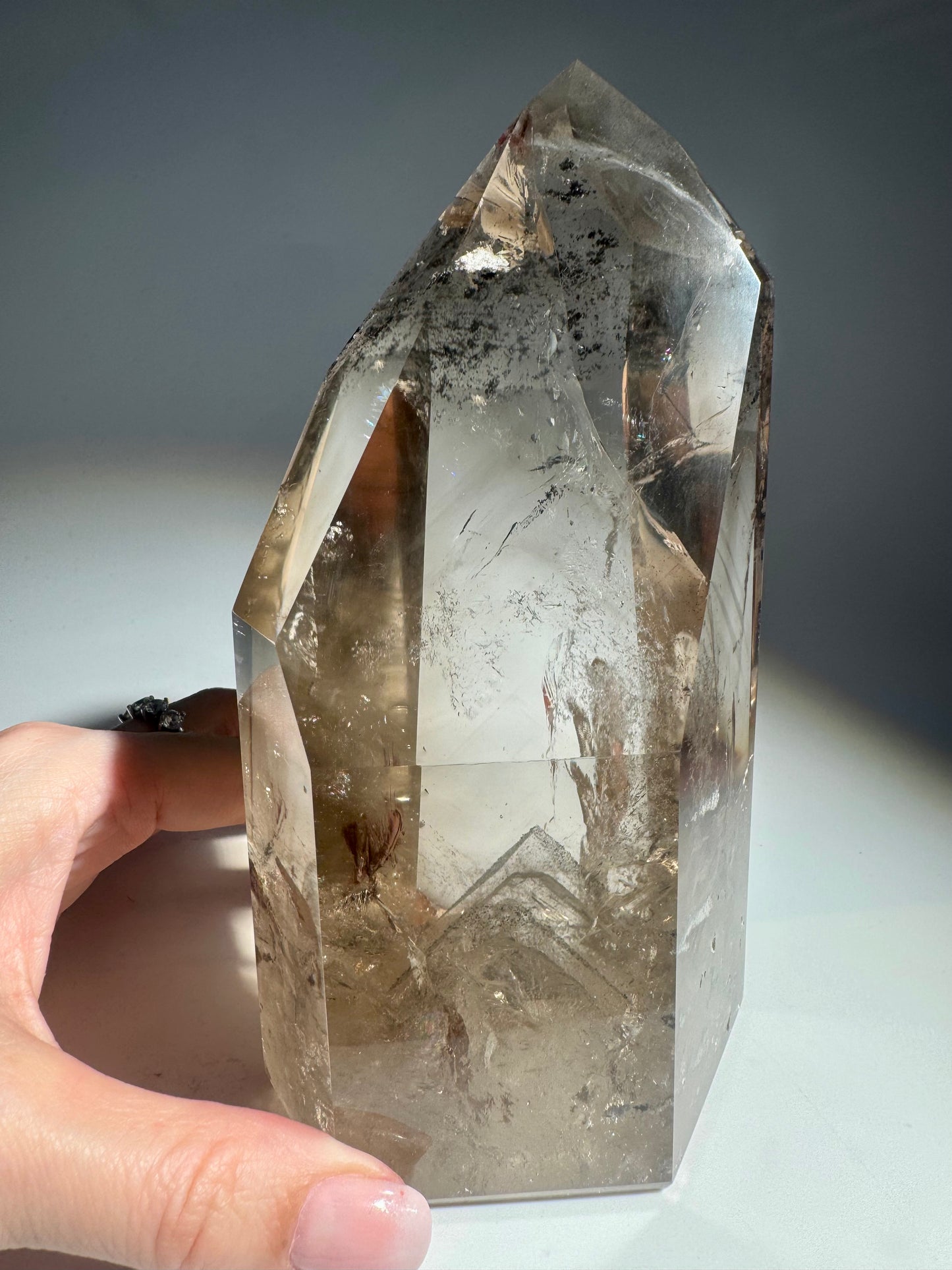 Rauchquarz Lemurian-Spitze mit Phantomen – 15.5 cm, 1.28kg AAA Qualität aus Brasilien
