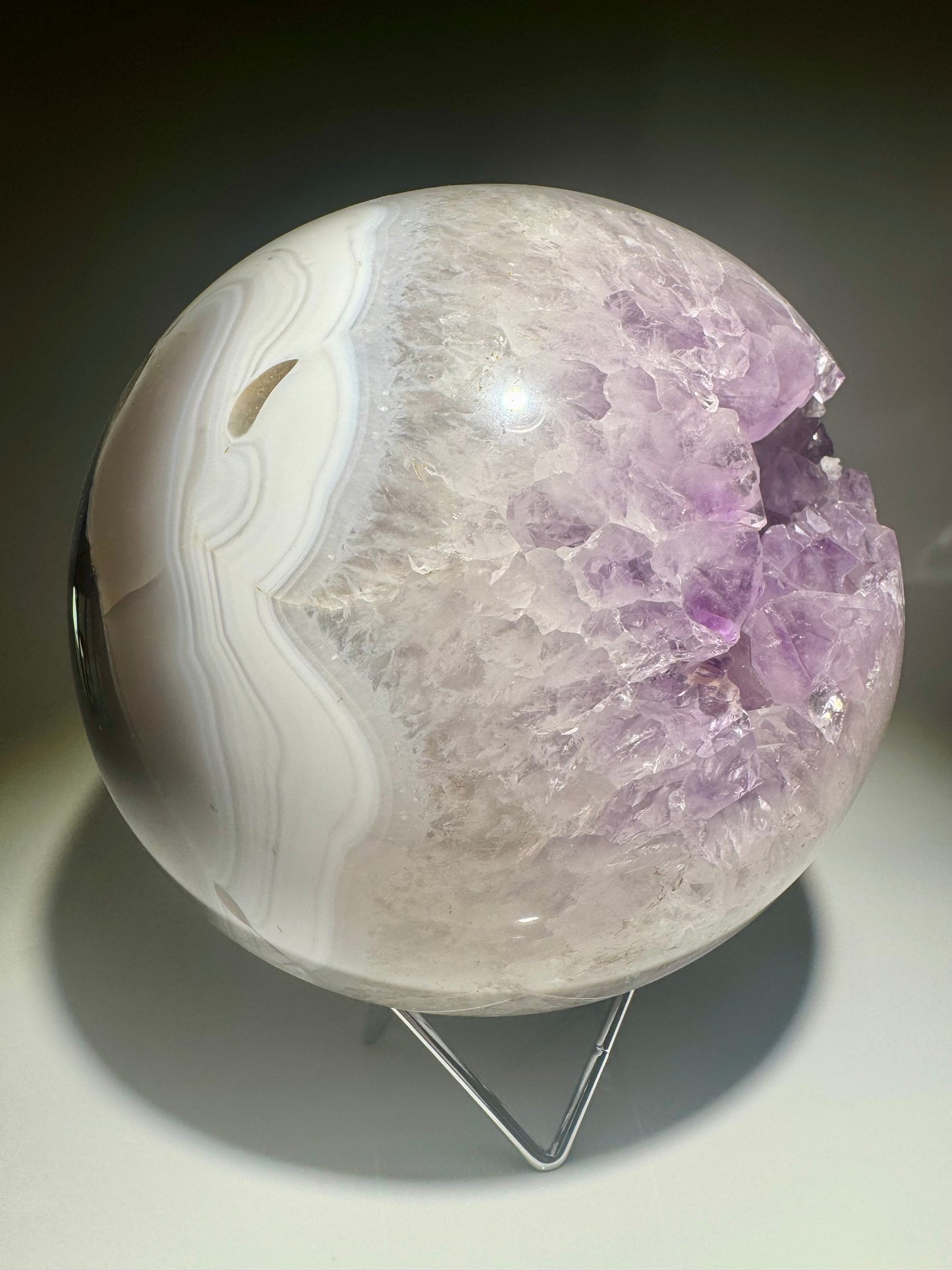 Riesige Amethyst Kugel mit wunderschönem Achat-Banding – 17 cm, 7 kg