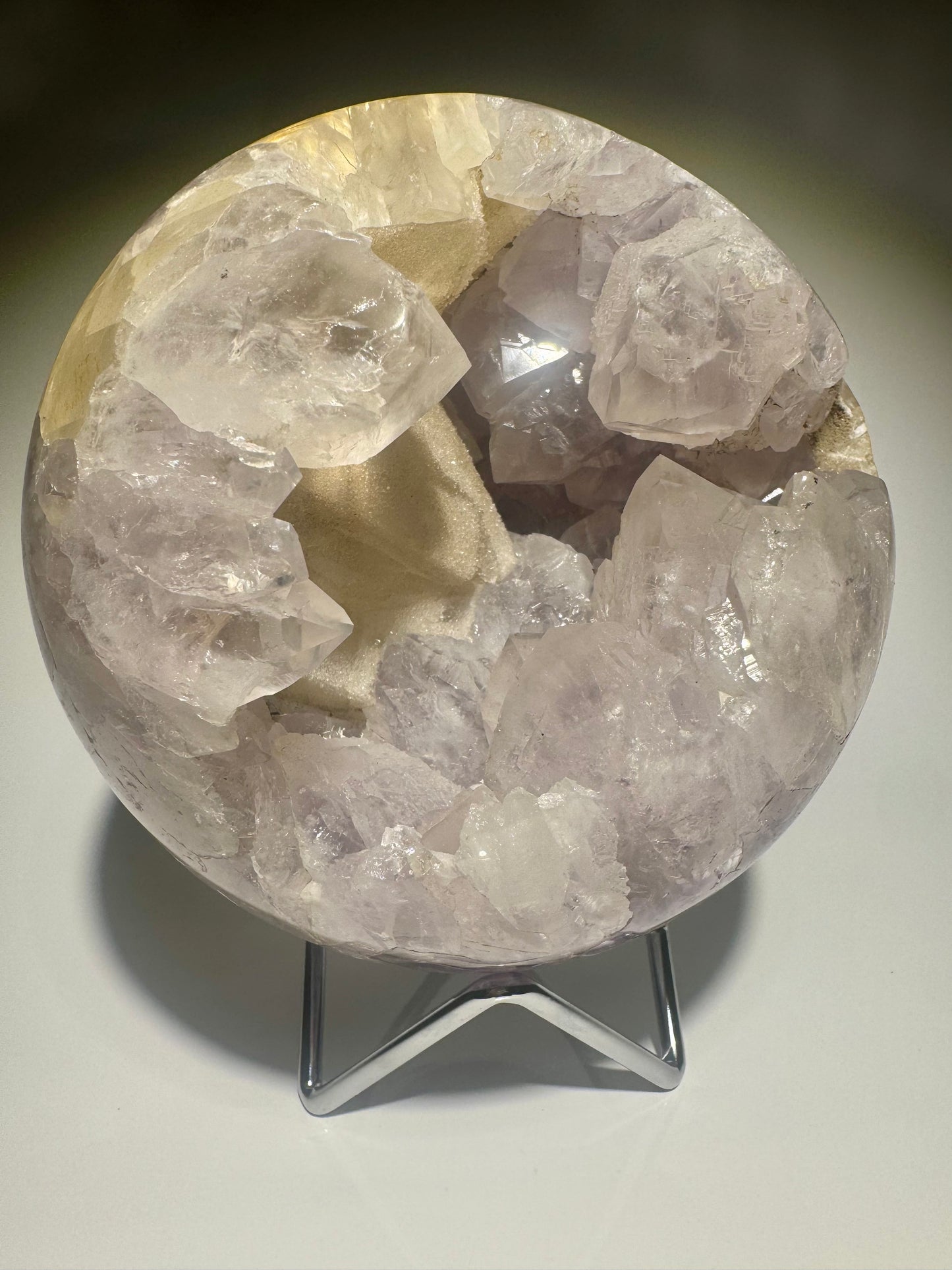 Exklusive Amethyst Kugel mit funkelndem Kalzit - 13cm, 2.5kg