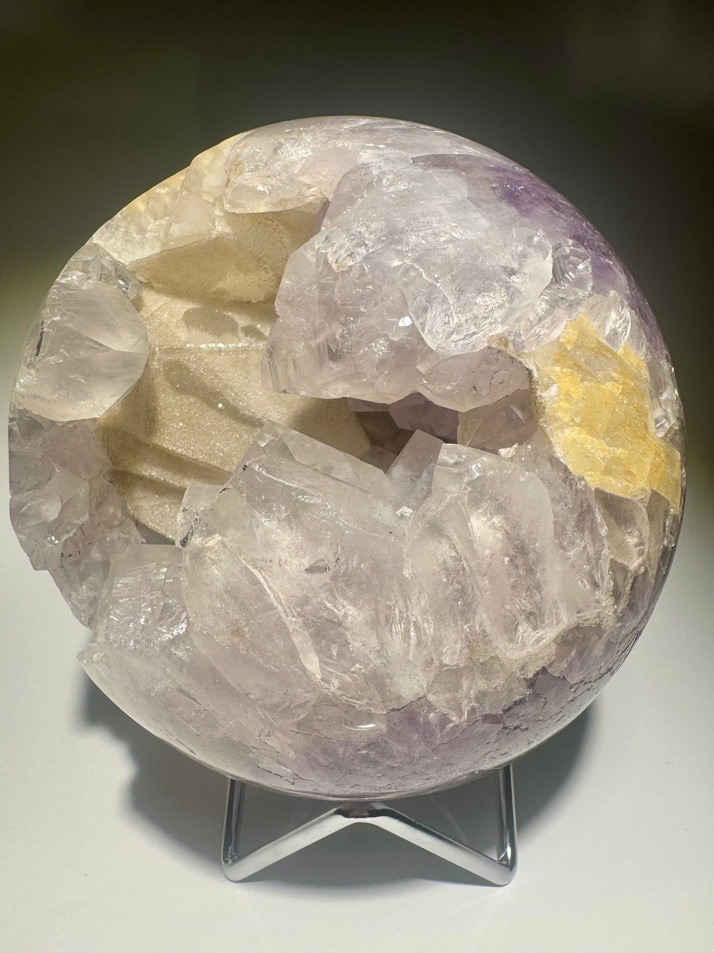 Exklusive Amethyst Kugel mit funkelndem Kalzit - 13cm, 2.5kg