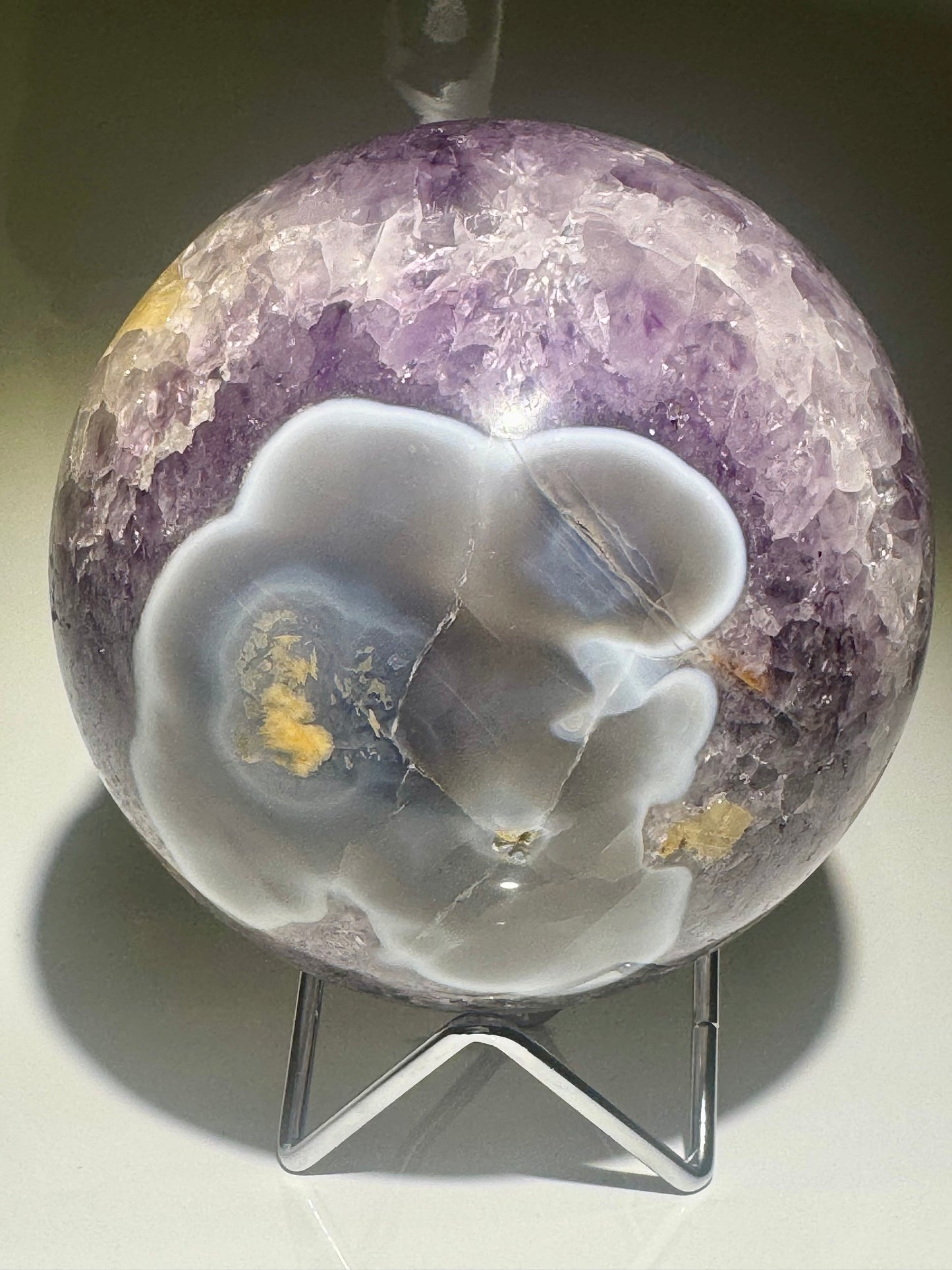 Exklusive Amethyst Kugel mit funkelndem Kalzit - 13cm, 2.5kg