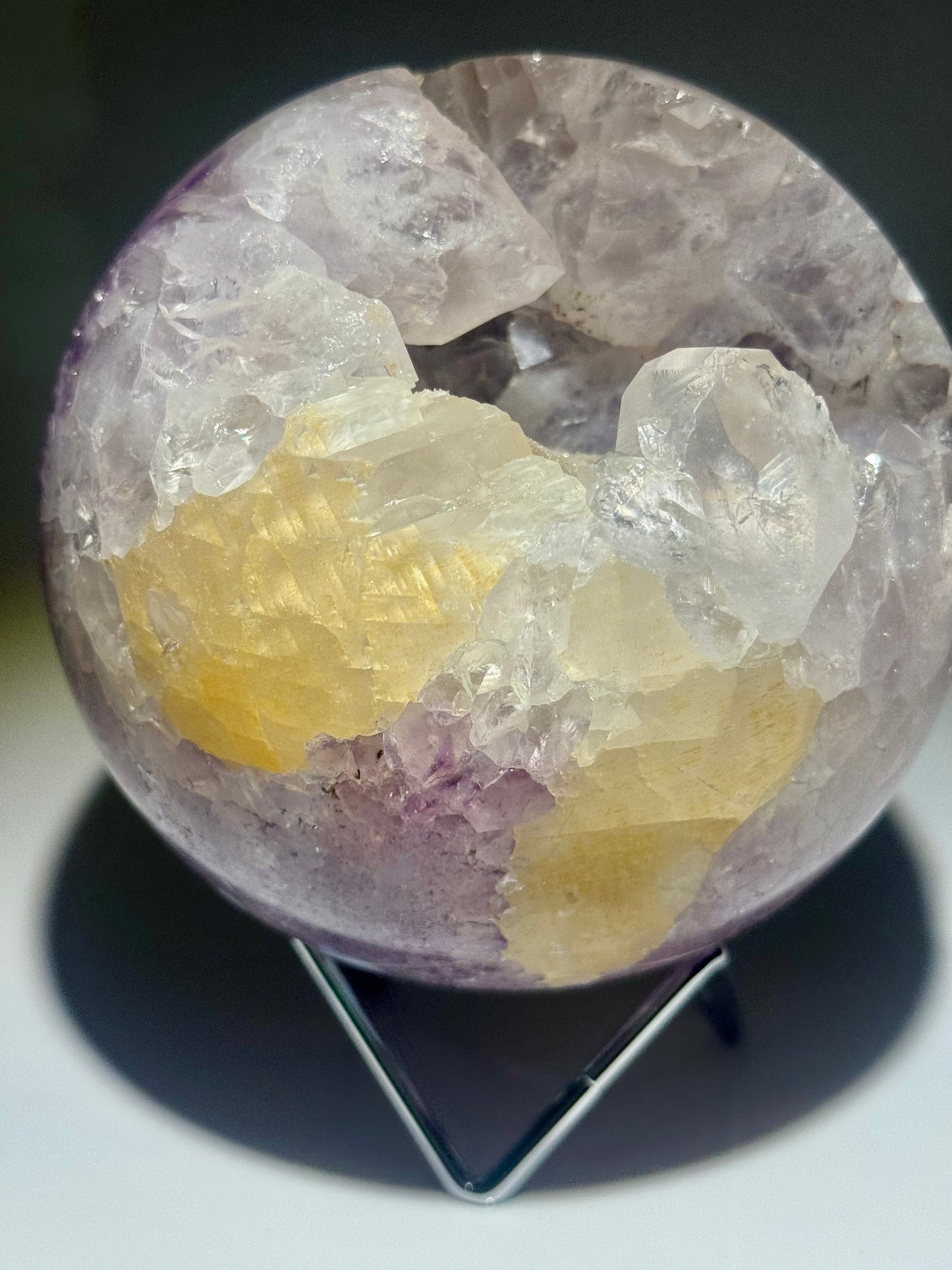 Exklusive Amethyst Kugel mit funkelndem Kalzit - 13cm, 2.5kg