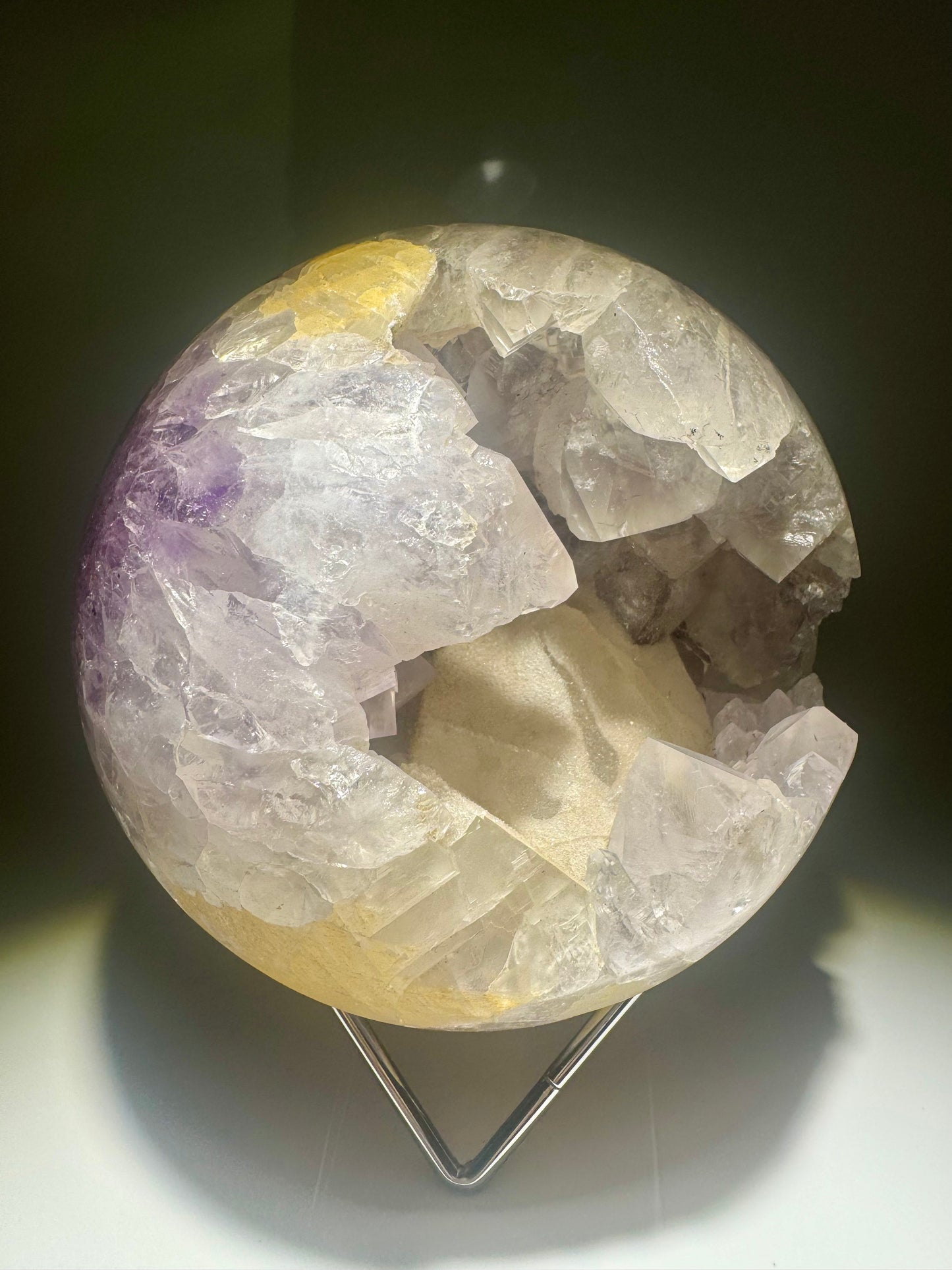 Exklusive Amethyst Kugel mit funkelndem Kalzit - 13cm, 2.5kg