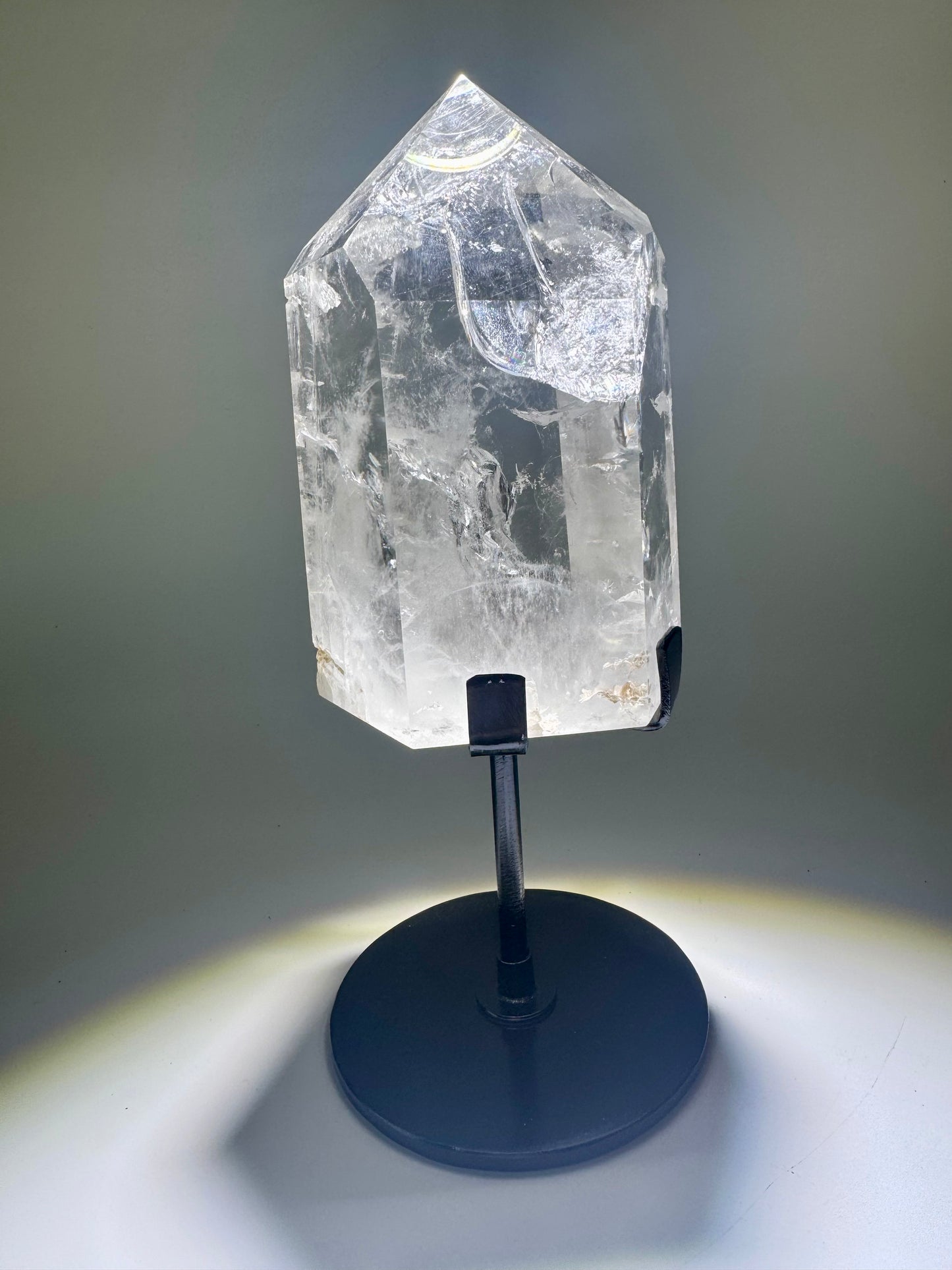 Klare Bergkristallspitze mit Regenbogen & Ständer – 768g, 11.5cm – Extra Qualität aus Brasilien