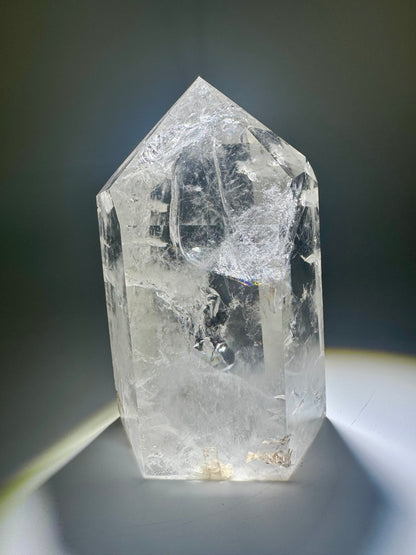 Klare Bergkristallspitze mit Regenbogen & Ständer – 768g, 11.5cm – Extra Qualität aus Brasilien