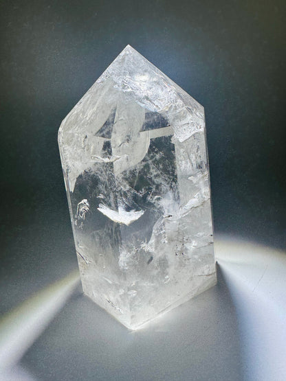 Klare Bergkristallspitze mit Regenbogen & Ständer – 768g, 11.5cm – Extra Qualität aus Brasilien