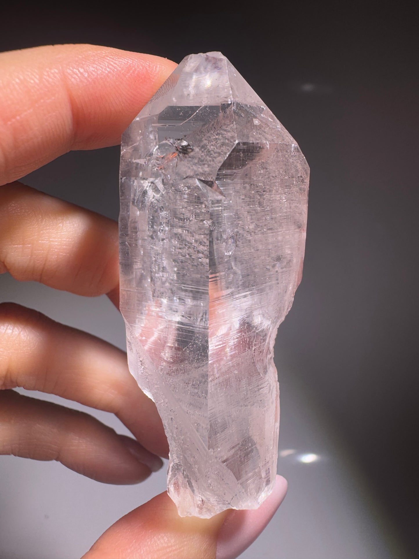 Premium Himalaya Bergkristall 7 cm – Extraklare Spitze voller Feuer & Licht