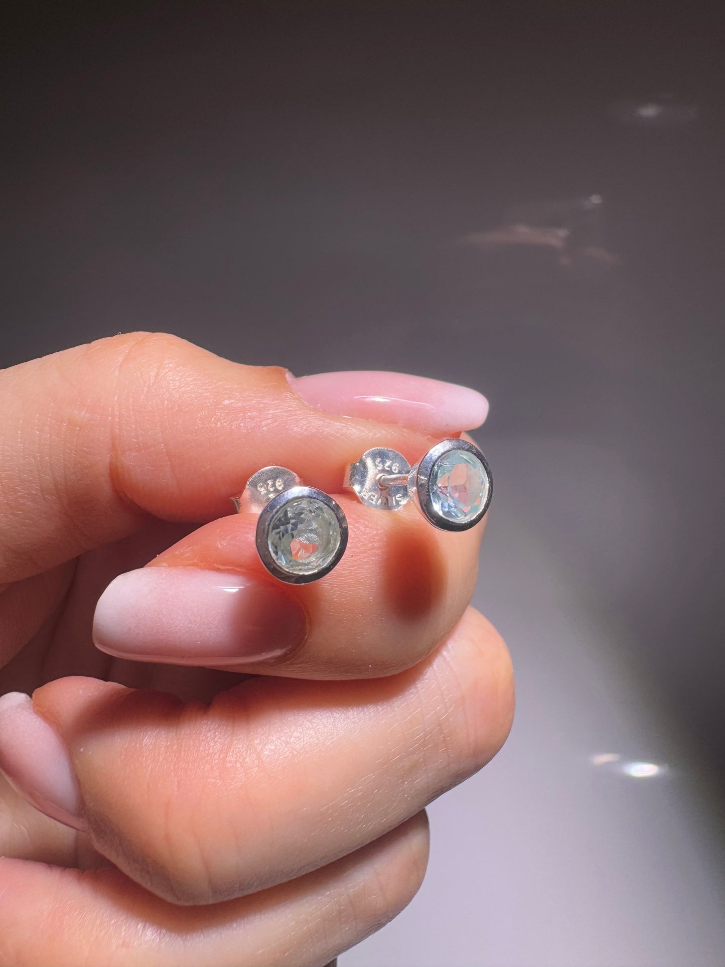 Blau-Topaz Ohrstecker 6 mm in 925 Silber