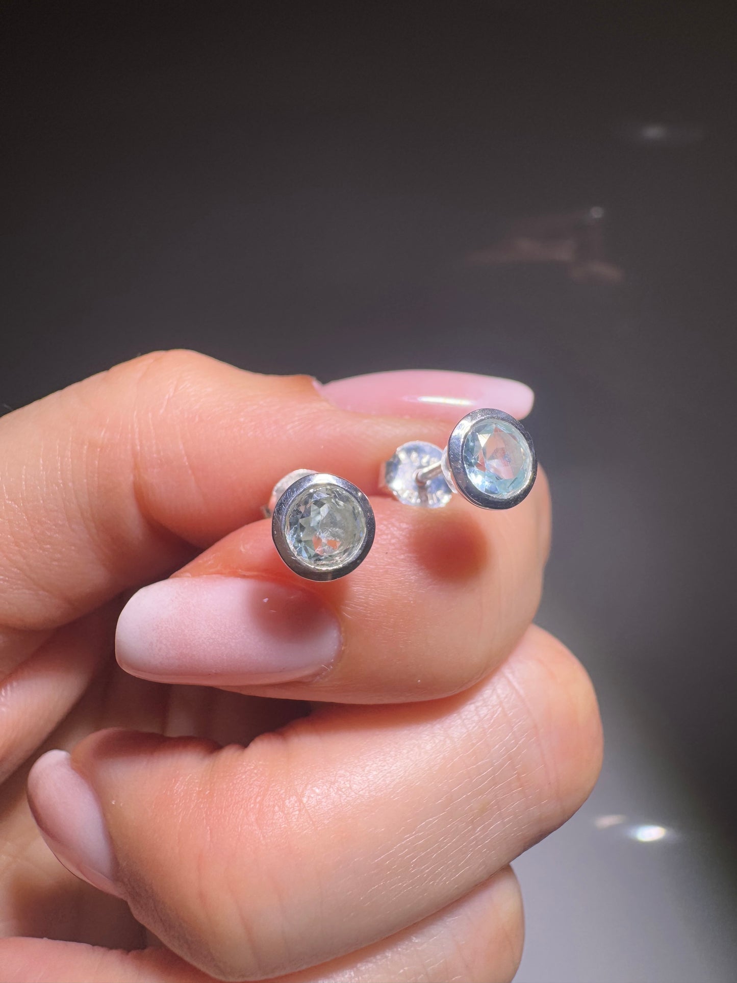 Blau-Topaz Ohrstecker 6 mm in 925 Silber