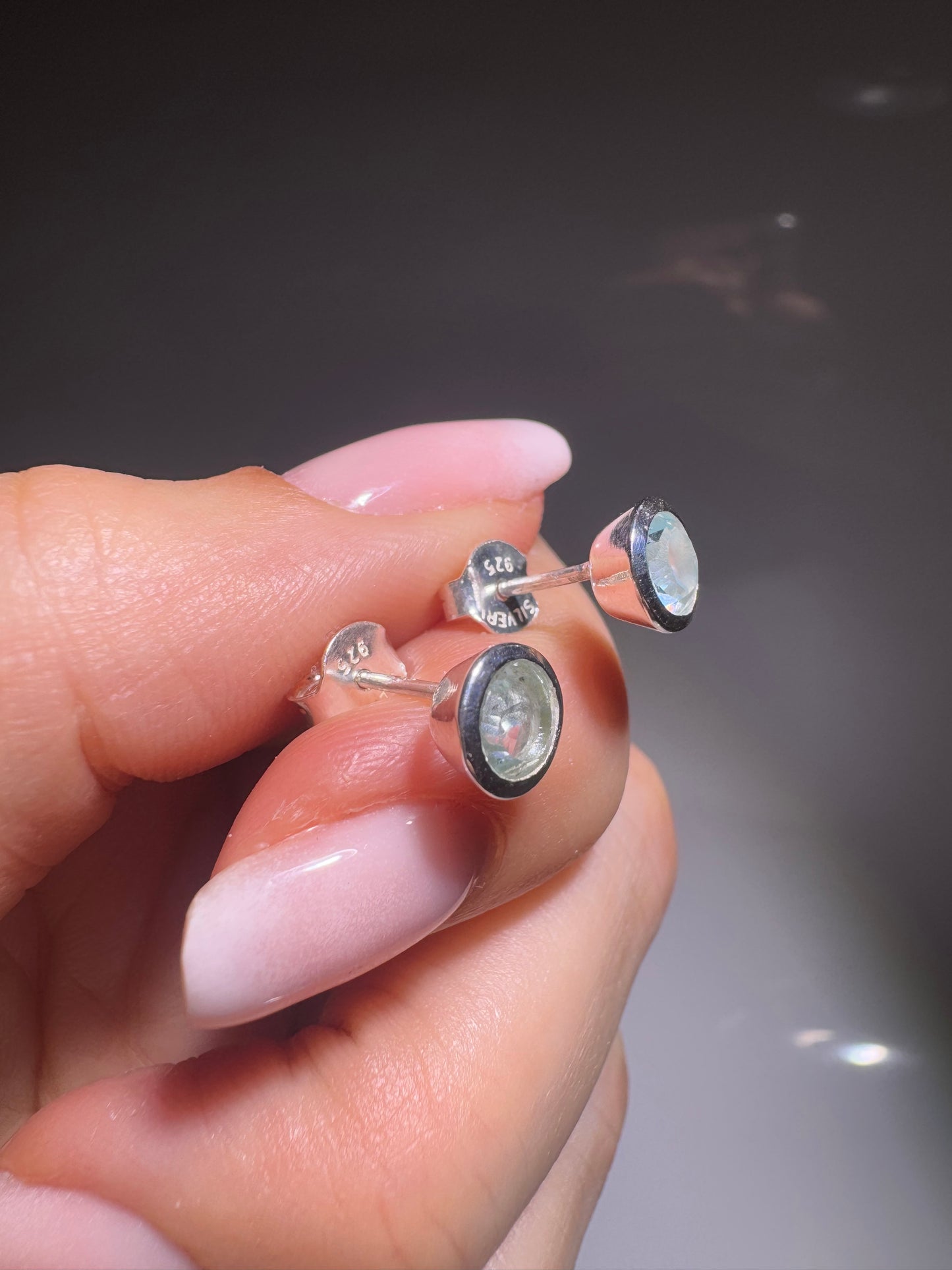 Blau-Topaz Ohrstecker 6 mm in 925 Silber