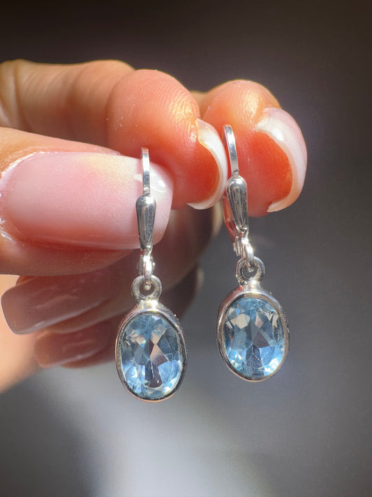 Hochwertige Blau-Topas Ohrhänger in 925 Silber – facettiertes Edelsteinlicht