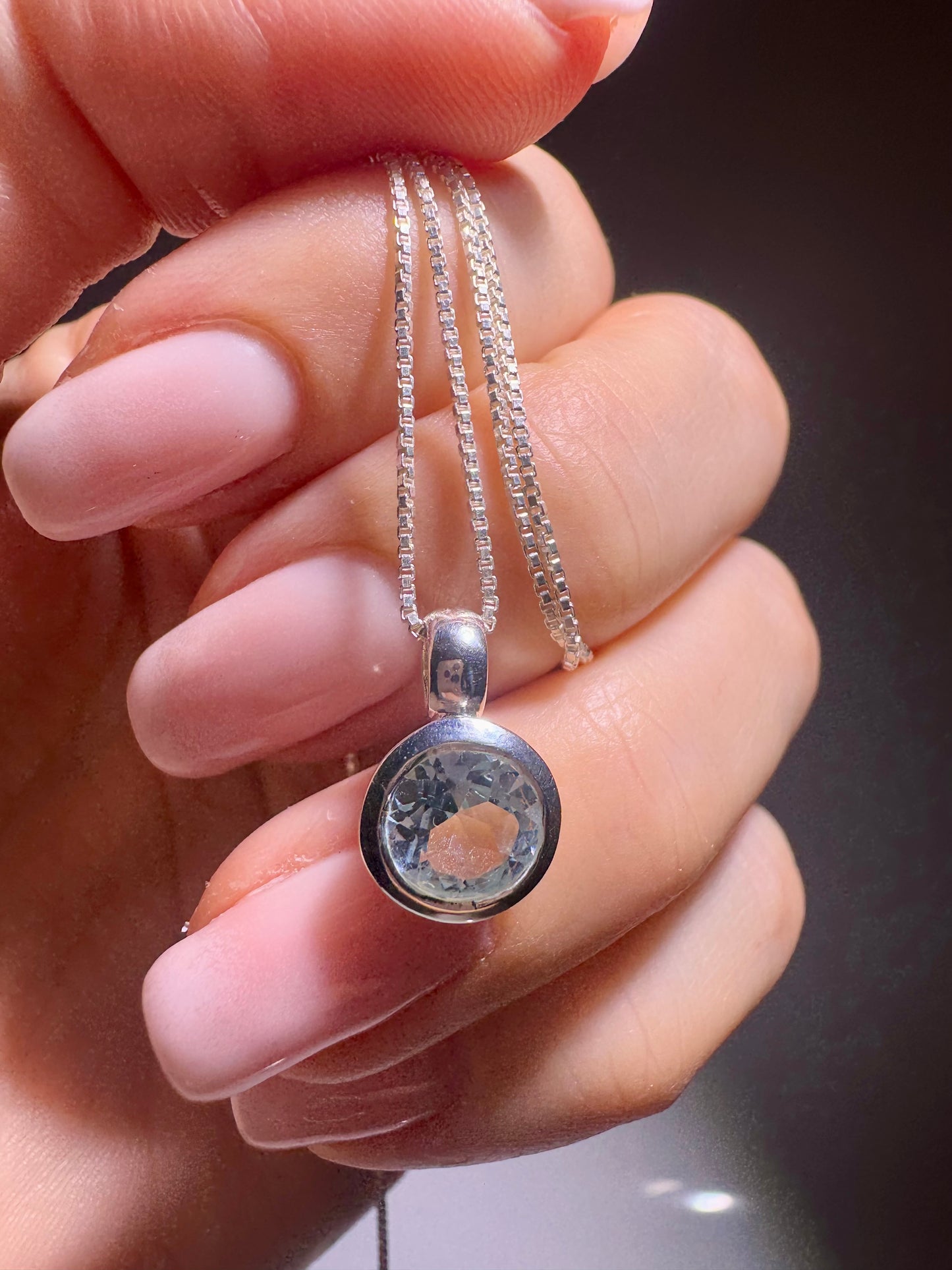 Facettierter Blau-Topas Anhänger in 925 Silber – Edelstein Eleganz