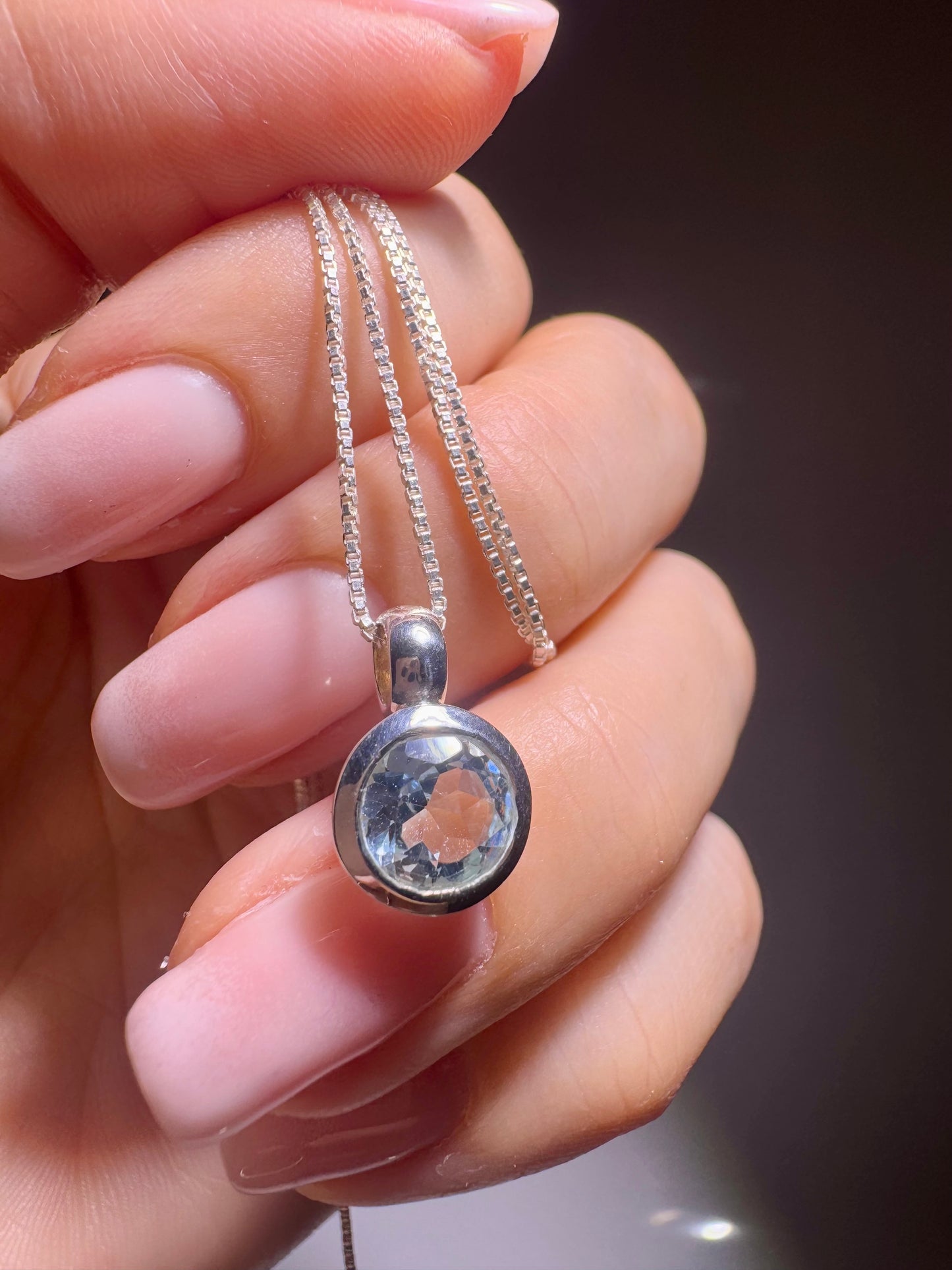 Facettierter Blau-Topas Anhänger in 925 Silber – Edelstein Eleganz