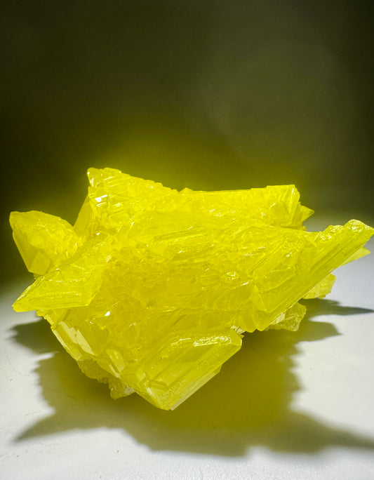 Schwefelkristall-Stufe – leuchtend gelber Schwefelkristall ca. 12cm