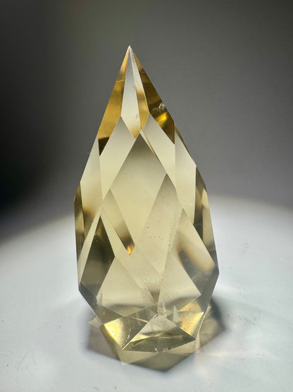 Bezauberndes Citrin Ornament – facettiert & klar 🌟 - 7.1cm, 120g