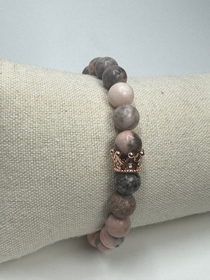 Bezauberndes Rhodonit Armband mit Zirkonia Krönchen - 17cm