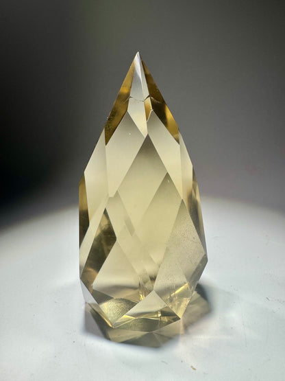 Bezauberndes Citrin Ornament – facettiert & klar 🌟 - 7.1cm, 120g