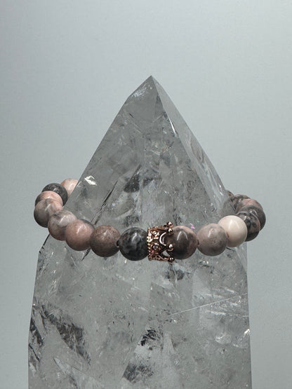 Bezauberndes Rhodonit Armband mit Zirkonia Krönchen - 17cm