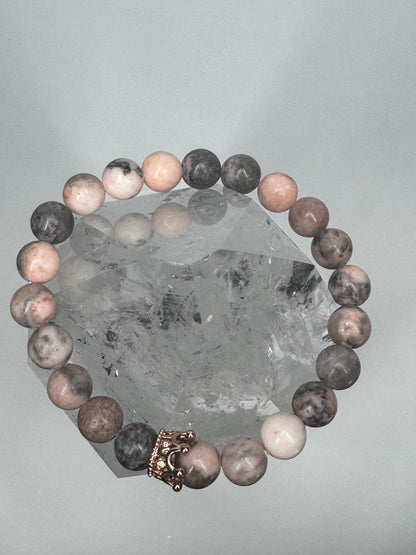 Bezauberndes Rhodonit Armband mit Zirkonia Krönchen - 17cm