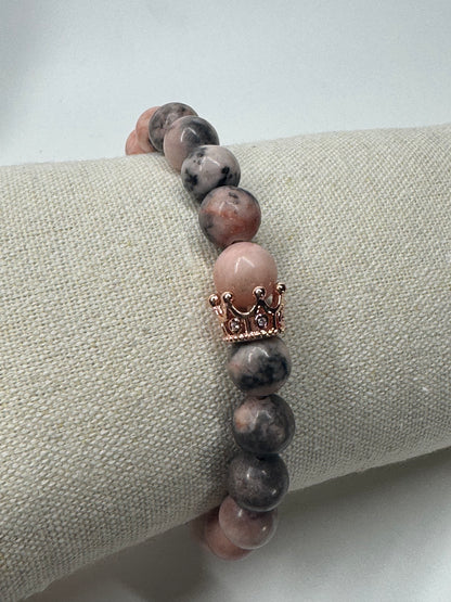 Bezauberndes Rhodonit Armband mit Zirkonia Krönchen - 17cm