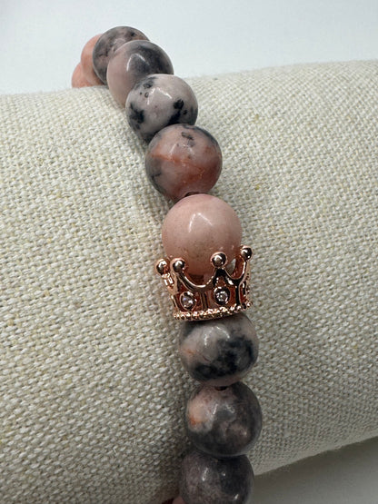 Bezauberndes Rhodonit Armband mit Zirkonia Krönchen - 17cm