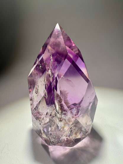 Exklusives Phantom-Amethyst-Ornament – facettiert, mit Regenbogen & Phantom 💜🌈 - 6.8cm