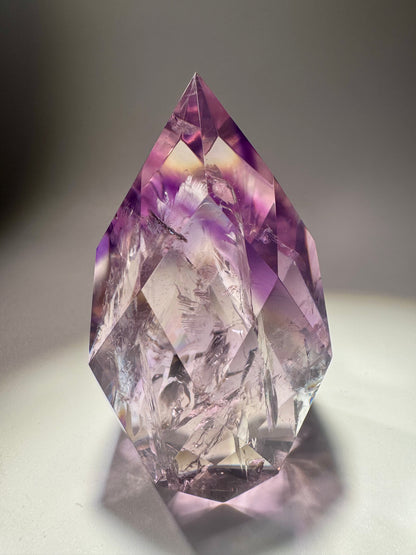 Exklusives Phantom-Amethyst-Ornament – facettiert, mit Regenbogen & Phantom 💜🌈 - 6.8cm