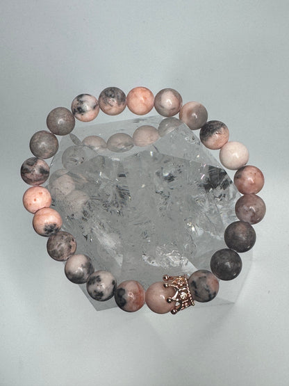 Bezauberndes Rhodonit Armband mit Zirkonia Krönchen - 17cm