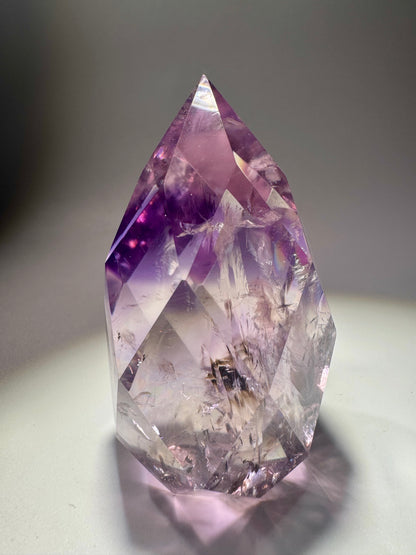 Exklusives Phantom-Amethyst-Ornament – facettiert, mit Regenbogen & Phantom 💜🌈 - 6.8cm