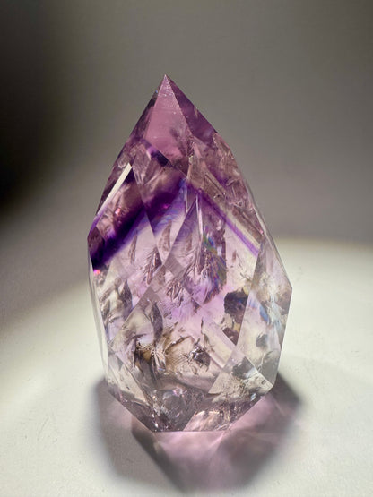 Exklusives Phantom-Amethyst-Ornament – facettiert, mit Regenbogen & Phantom 💜🌈 - 6.8cm