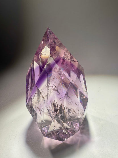 Exklusives Phantom-Amethyst-Ornament – facettiert, mit Regenbogen & Phantom 💜🌈 - 6.8cm