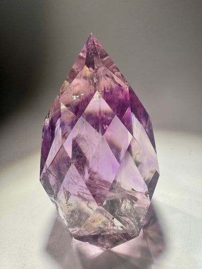 Exklusives Phantom-Amethyst-Ornament – facettiert, mit Regenbogen & Phantom 💜🌈 - 6.8cm